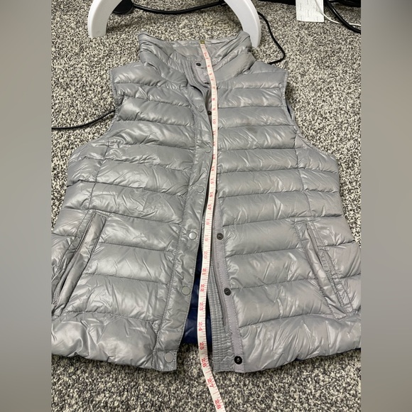 GAP 90% Down Puffer Vest Gray Silver Women’s Small Full Zip Button Layer Winter - Picture 9 of 9